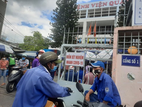 Sau phản ánh của Tuổi Trẻ, UBND TP.HCM yêu cầu báo cáo giá test nhanh COVID-19 - Ảnh 1. Sau phản ánh của Tuổi Trẻ, UBND TP.HCM yêu cầu báo cáo giá test nhanh COVID-19 - Ảnh 1.