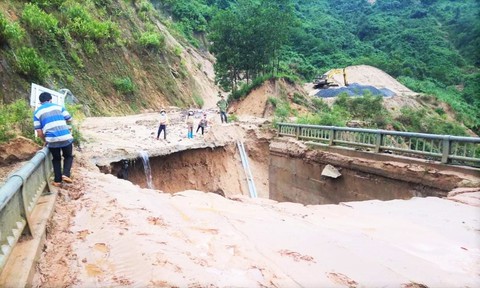Đường dẫn vào cầu sụt lún nghiêm trọng, giao thông vùng cao chia cắt - Ảnh 1. Đường dẫn vào cầu sụt lún nghiêm trọng, giao thông vùng cao chia cắt - Ảnh 1.