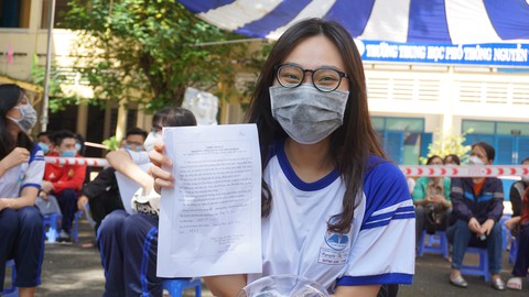 Hàng ngàn học sinh khối 12 ở TP.HCM háo hức, hồi hộp được tiêm vắc xin - Ảnh 5. Hàng ngàn học sinh khối 12 ở TP.HCM háo hức, hồi hộp được tiêm vắc xin - Ảnh 5.