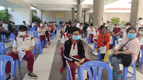 Phụ huynh, học sinh mong chờ được tiêm vắc xin ngừa COVID-19 - Ảnh 9. Phụ huynh, học sinh mong chờ được tiêm vắc xin ngừa COVID-19 - Ảnh 9.