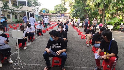 Phụ huynh, học sinh mong chờ được tiêm vắc xin ngừa COVID-19 - Ảnh 3. Phụ huynh, học sinh mong chờ được tiêm vắc xin ngừa COVID-19 - Ảnh 3.