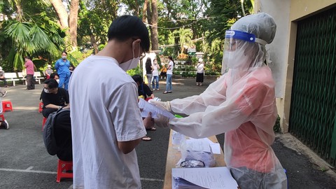 Phụ huynh, học sinh mong chờ được tiêm vắc xin ngừa COVID-19 - Ảnh 1. Phụ huynh, học sinh mong chờ được tiêm vắc xin ngừa COVID-19 - Ảnh 1.