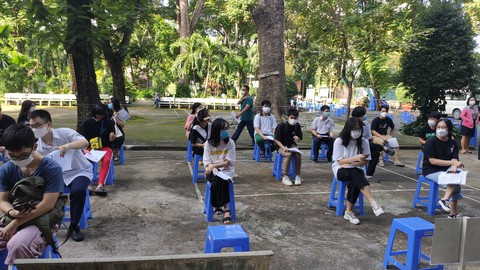 Phụ huynh, học sinh mong chờ được tiêm vắc xin ngừa COVID-19 - Ảnh 4. Phụ huynh, học sinh mong chờ được tiêm vắc xin ngừa COVID-19 - Ảnh 4.