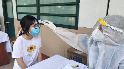 Phụ huynh, học sinh mong chờ được tiêm vắc xin ngừa COVID-19 - Ảnh 5. Phụ huynh, học sinh mong chờ được tiêm vắc xin ngừa COVID-19 - Ảnh 5.