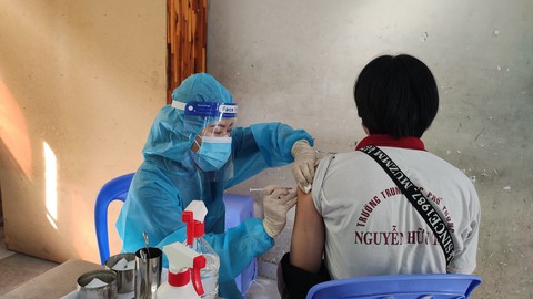 Phụ huynh, học sinh mong chờ được tiêm vắc xin ngừa COVID-19 - Ảnh 7. Phụ huynh, học sinh mong chờ được tiêm vắc xin ngừa COVID-19 - Ảnh 7.