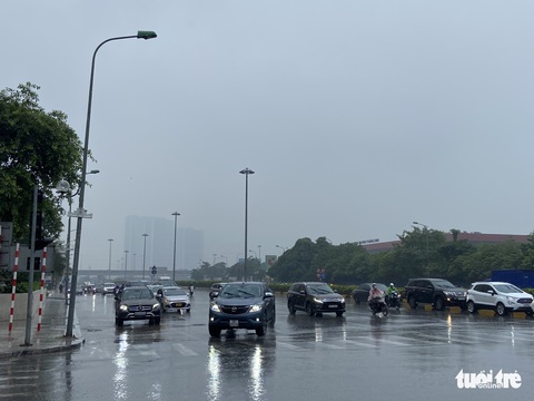 Giữa trưa, trời Hà Nội mịt mù như Sa Pa, kèm mưa, lạnh - Ảnh 3. Giữa trưa, trời Hà Nội mịt mù như Sa Pa, kèm mưa, lạnh - Ảnh 3.