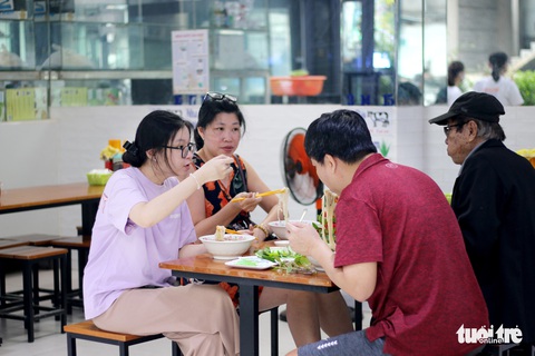 Ngày đầu tiên bán tại chỗ, dân Sài Gòn dậy sớm để ăn cơm tấm, phở nóng - Ảnh 1. Ngày đầu tiên bán tại chỗ, dân Sài Gòn dậy sớm để ăn cơm tấm, phở nóng - Ảnh 1.