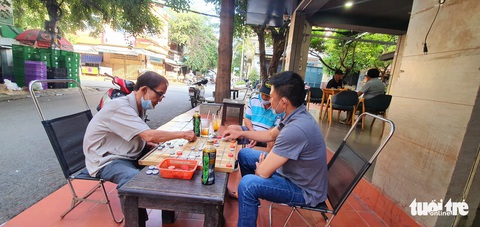 Ngày đầu tiên bán tại chỗ, dân Sài Gòn dậy sớm để ăn cơm tấm, phở nóng - Ảnh 6. Ngày đầu tiên bán tại chỗ, dân Sài Gòn dậy sớm để ăn cơm tấm, phở nóng - Ảnh 6.