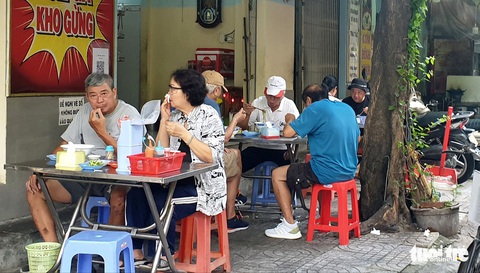 Ngày đầu tiên bán tại chỗ, dân Sài Gòn dậy sớm để ăn cơm tấm, phở nóng - Ảnh 4. Ngày đầu tiên bán tại chỗ, dân Sài Gòn dậy sớm để ăn cơm tấm, phở nóng - Ảnh 4.