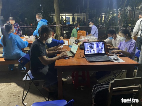 Miền Tây ‘thần tốc’ tiêm vắc xin ngừa COVID-19 cho dân - Ảnh 2. Miền Tây ‘thần tốc’ tiêm vắc xin ngừa COVID-19 cho dân - Ảnh 2.