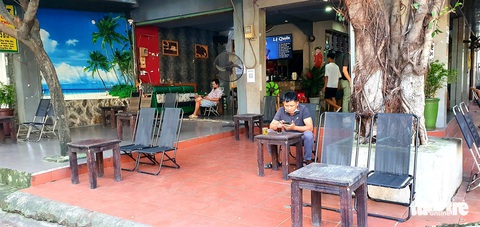 Ngày đầu tiên bán tại chỗ, dân Sài Gòn dậy sớm để ăn cơm tấm, phở nóng - Ảnh 11. Ngày đầu tiên bán tại chỗ, dân Sài Gòn dậy sớm để ăn cơm tấm, phở nóng - Ảnh 11.