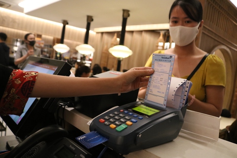 Người tiêu dùng nên mạnh dạn sử dụng các phương tiện thanh toán hiện đại - Ảnh 3. Người tiêu dùng nên mạnh dạn sử dụng các phương tiện thanh toán hiện đại - Ảnh 3.