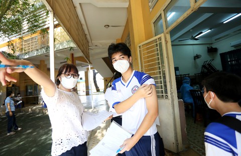 Hàng ngàn học sinh khối 12 ở TP.HCM háo hức, hồi hộp được tiêm vắc xin - Ảnh 1. Hàng ngàn học sinh khối 12 ở TP.HCM háo hức, hồi hộp được tiêm vắc xin - Ảnh 1.