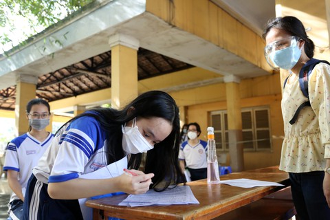 Hàng ngàn học sinh khối 12 ở TP.HCM háo hức, hồi hộp được tiêm vắc xin - Ảnh 7. Hàng ngàn học sinh khối 12 ở TP.HCM háo hức, hồi hộp được tiêm vắc xin - Ảnh 7.