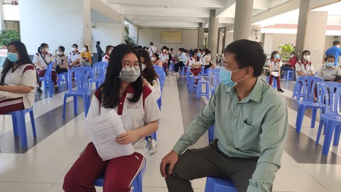 Phụ huynh, học sinh mong chờ được tiêm vắc xin ngừa COVID-19 - Ảnh 8. Phụ huynh, học sinh mong chờ được tiêm vắc xin ngừa COVID-19 - Ảnh 8.