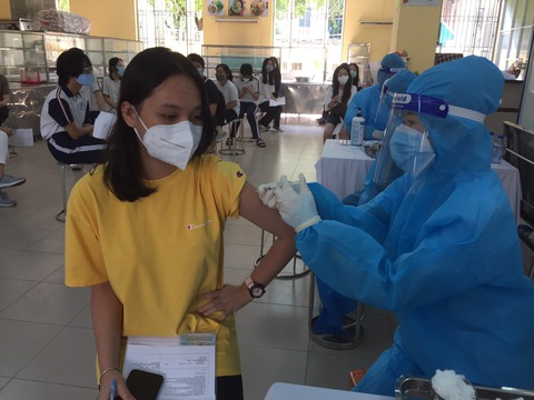 Hàng ngàn học sinh khối 12 ở TP.HCM háo hức, hồi hộp được tiêm vắc xin - Ảnh 2. Hàng ngàn học sinh khối 12 ở TP.HCM háo hức, hồi hộp được tiêm vắc xin - Ảnh 2.
