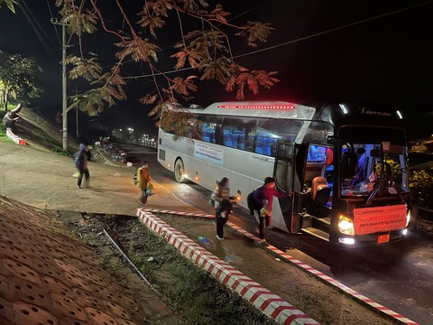 Những chuyến xe ‘Nghĩa đồng bào’ xông vào tâm dịch, đón học sinh đi điều trị - Ảnh 3. Những chuyến xe ‘Nghĩa đồng bào’ xông vào tâm dịch, đón học sinh đi điều trị - Ảnh 3.