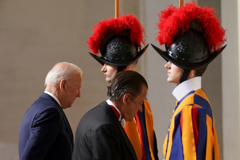 Tổng thống Biden có cuộc gặp dài bất thường với Giáo hoàng Francis - Ảnh 1. Tổng thống Biden có cuộc gặp dài bất thường với Giáo hoàng Francis - Ảnh 1.