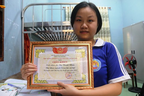 Nhật ký gửi mẹ của cô thủ khoa: Nếu đọc được, mẹ hãy gọi số này nhé - Ảnh 1. Nhật ký gửi mẹ của cô thủ khoa: Nếu đọc được, mẹ hãy gọi số này nhé - Ảnh 1.
