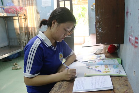 Nhật ký gửi mẹ của cô thủ khoa: Nếu đọc được, mẹ hãy gọi số này nhé - Ảnh 2. Nhật ký gửi mẹ của cô thủ khoa: Nếu đọc được, mẹ hãy gọi số này nhé - Ảnh 2.