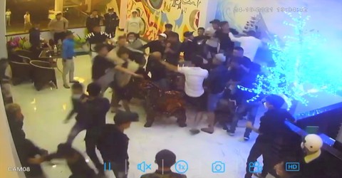 Băng nhóm hỗn chiến tại quán karaoke, tạm giữ hình sự 12 người - Ảnh 2. Băng nhóm hỗn chiến tại quán karaoke, tạm giữ hình sự 12 người - Ảnh 2.