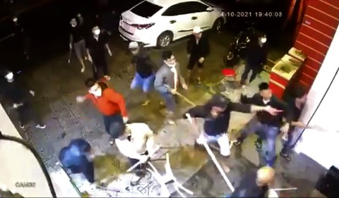 Băng nhóm hỗn chiến tại quán karaoke, tạm giữ hình sự 12 người - Ảnh 3. Băng nhóm hỗn chiến tại quán karaoke, tạm giữ hình sự 12 người - Ảnh 3.