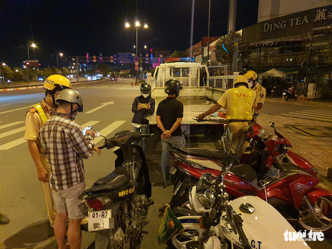 Ngày đầu ‘nhậu tại quán’, có người phân trần ‘lâu lắm mới được ngồi nhậu, xin bỏ qua - Ảnh 3. Ngày đầu ‘nhậu tại quán’, có người phân trần ‘lâu lắm mới được ngồi nhậu, xin bỏ qua - Ảnh 3.