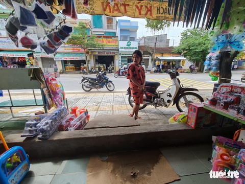 Sống cạnh khu đô thị mới, dân cố cựu phải xây gờ chặn nước ngập - Ảnh 2. Sống cạnh khu đô thị mới, dân cố cựu phải xây gờ chặn nước ngập - Ảnh 2.