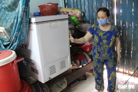 Sống cạnh khu đô thị mới, dân cố cựu phải xây gờ chặn nước ngập - Ảnh 3. Sống cạnh khu đô thị mới, dân cố cựu phải xây gờ chặn nước ngập - Ảnh 3.