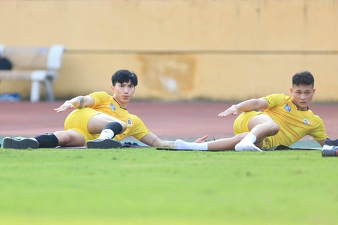 Văn Hậu nỗ lực giảm cân chờ ngày sang Hàn Quốc mổ gối - Ảnh 3. Văn Hậu nỗ lực giảm cân chờ ngày sang Hàn Quốc mổ gối - Ảnh 3.