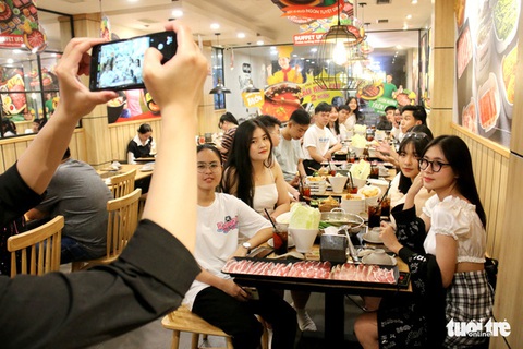 TP.HCM mở cửa nhà hàng, quán ăn: thấy quá đông thì... đừng vào - Ảnh 2. TP.HCM mở cửa nhà hàng, quán ăn: thấy quá đông thì... đừng vào - Ảnh 2.