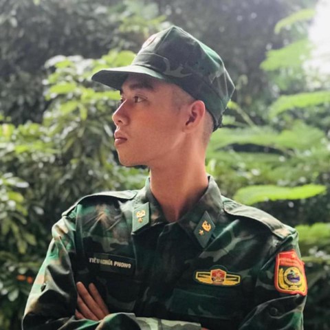 Anh lính chơi đàn giữa bệnh viện: Ai cũng mệt, mình đàn cho mọi người thư giãn - Ảnh 1. Anh lính chơi đàn giữa bệnh viện: Ai cũng mệt, mình đàn cho mọi người thư giãn - Ảnh 1.