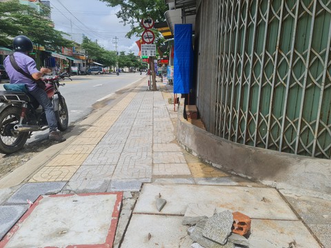 Sống cạnh khu đô thị mới, dân cố cựu phải xây gờ chặn nước ngập - Ảnh 5. Sống cạnh khu đô thị mới, dân cố cựu phải xây gờ chặn nước ngập - Ảnh 5.