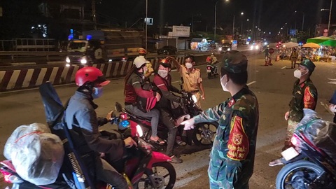 Bình Dương xét nghiệm, cấp xác nhận miễn phí cho bà con có nhu cầu về quê - Ảnh 1. Bình Dương xét nghiệm, cấp xác nhận miễn phí cho bà con có nhu cầu về quê - Ảnh 1.