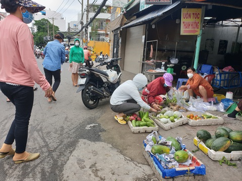 Siêu thị đông như hội, bất an với mua bán tự phát - Ảnh 1. Siêu thị đông như hội, bất an với mua bán tự phát - Ảnh 1.