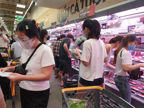 Siêu thị đông như hội, bất an với mua bán tự phát - Ảnh 4. Siêu thị đông như hội, bất an với mua bán tự phát - Ảnh 4.