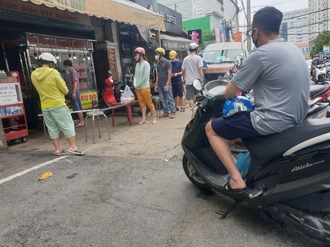 Siêu thị đông như hội, bất an với mua bán tự phát - Ảnh 2. Siêu thị đông như hội, bất an với mua bán tự phát - Ảnh 2.