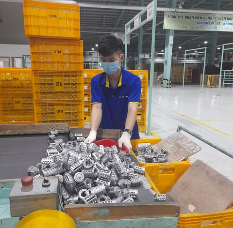 Cần tiêm ngay vắc xin cho người lao động ‘mắc kẹt’ ở Bình Dương, Đồng Nai - Ảnh 1. Cần tiêm ngay vắc xin cho người lao động ‘mắc kẹt’ ở Bình Dương, Đồng Nai - Ảnh 1.