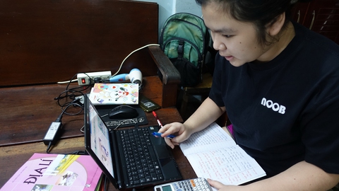 Mua máy cho con học online: Để tránh tiền mất tật mang - Ảnh 1. Mua máy cho con học online: Để tránh tiền mất tật mang - Ảnh 1.