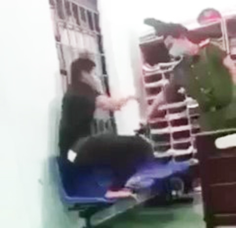 Xác minh clip thanh niên bị công an cầm roi điện dí liên tục vào người - Ảnh 1. Xác minh clip thanh niên bị công an cầm roi điện dí liên tục vào người - Ảnh 1.