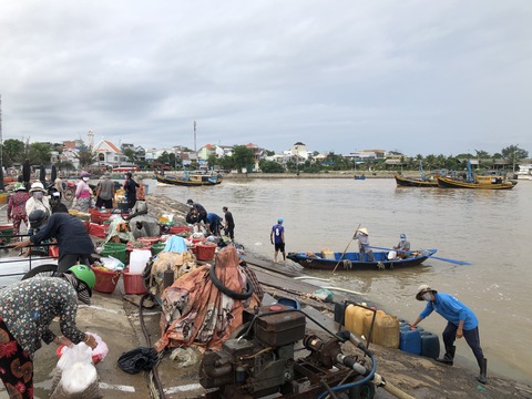Ngư dân tranh thủ trước giờ cảng cá Phan Thiết tạm dừng hoạt động - Ảnh 1. Ngư dân tranh thủ trước giờ cảng cá Phan Thiết tạm dừng hoạt động - Ảnh 1.