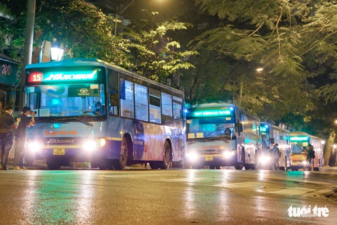 Bắt đầu đưa hơn 1.000 người liên quan chùm ca F0 Bệnh viện Việt Đức đi cách ly - Ảnh 1. Bắt đầu đưa hơn 1.000 người liên quan chùm ca F0 Bệnh viện Việt Đức đi cách ly - Ảnh 1.