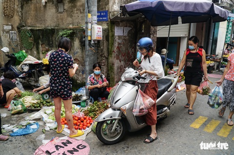 Chợ kẻ vạch phân luồng, người dân vẫn không để mắt đến - Ảnh 3. Chợ kẻ vạch phân luồng, người dân vẫn không để mắt đến - Ảnh 3.