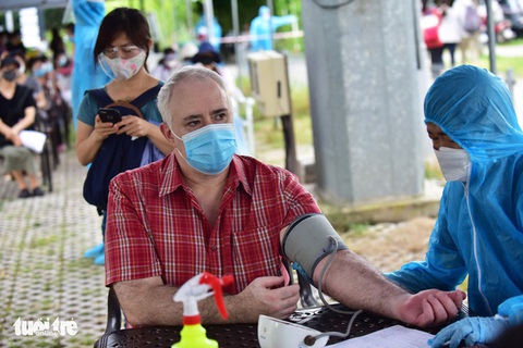 TP.HCM: Nhiều người nước ngoài lúng túng vì chưa được tiêm vắc xin mũi 1 - Ảnh 1. TP.HCM: Nhiều người nước ngoài lúng túng vì chưa được tiêm vắc xin mũi 1 - Ảnh 1.