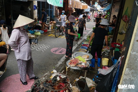 Chợ kẻ vạch phân luồng, người dân vẫn không để mắt đến - Ảnh 4. Chợ kẻ vạch phân luồng, người dân vẫn không để mắt đến - Ảnh 4.