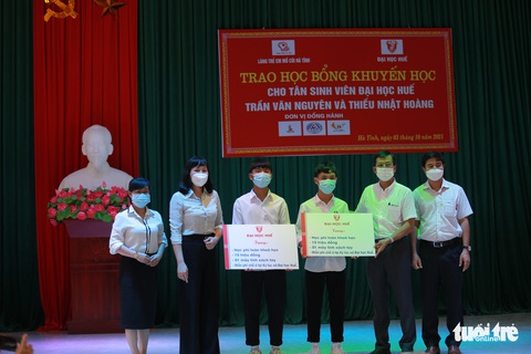 Đôi bạn mồ côi ở Hà Tĩnh nhận thêm 80 triệu đồng - Ảnh 1. Đôi bạn mồ côi ở Hà Tĩnh nhận thêm 80 triệu đồng - Ảnh 1.