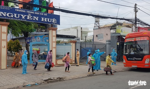 Cảnh sát cùng doanh nghiệp tổ chức xe, dẫn đường, cơm nước đưa bà con về tận huyện - Ảnh 1. Cảnh sát cùng doanh nghiệp tổ chức xe, dẫn đường, cơm nước đưa bà con về tận huyện - Ảnh 1.