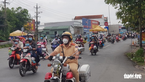 Cảnh sát cùng doanh nghiệp tổ chức xe, dẫn đường, cơm nước đưa bà con về tận huyện - Ảnh 3. Cảnh sát cùng doanh nghiệp tổ chức xe, dẫn đường, cơm nước đưa bà con về tận huyện - Ảnh 3.