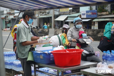 Hàng ngàn bà con miền Tây về quê, người dân đứng dọc đường tặng cơm nước - Ảnh 4. Hàng ngàn bà con miền Tây về quê, người dân đứng dọc đường tặng cơm nước - Ảnh 4.