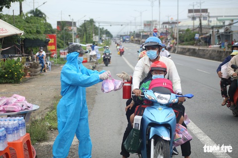 Hàng ngàn bà con miền Tây về quê, người dân đứng dọc đường tặng cơm nước - Ảnh 3. Hàng ngàn bà con miền Tây về quê, người dân đứng dọc đường tặng cơm nước - Ảnh 3.